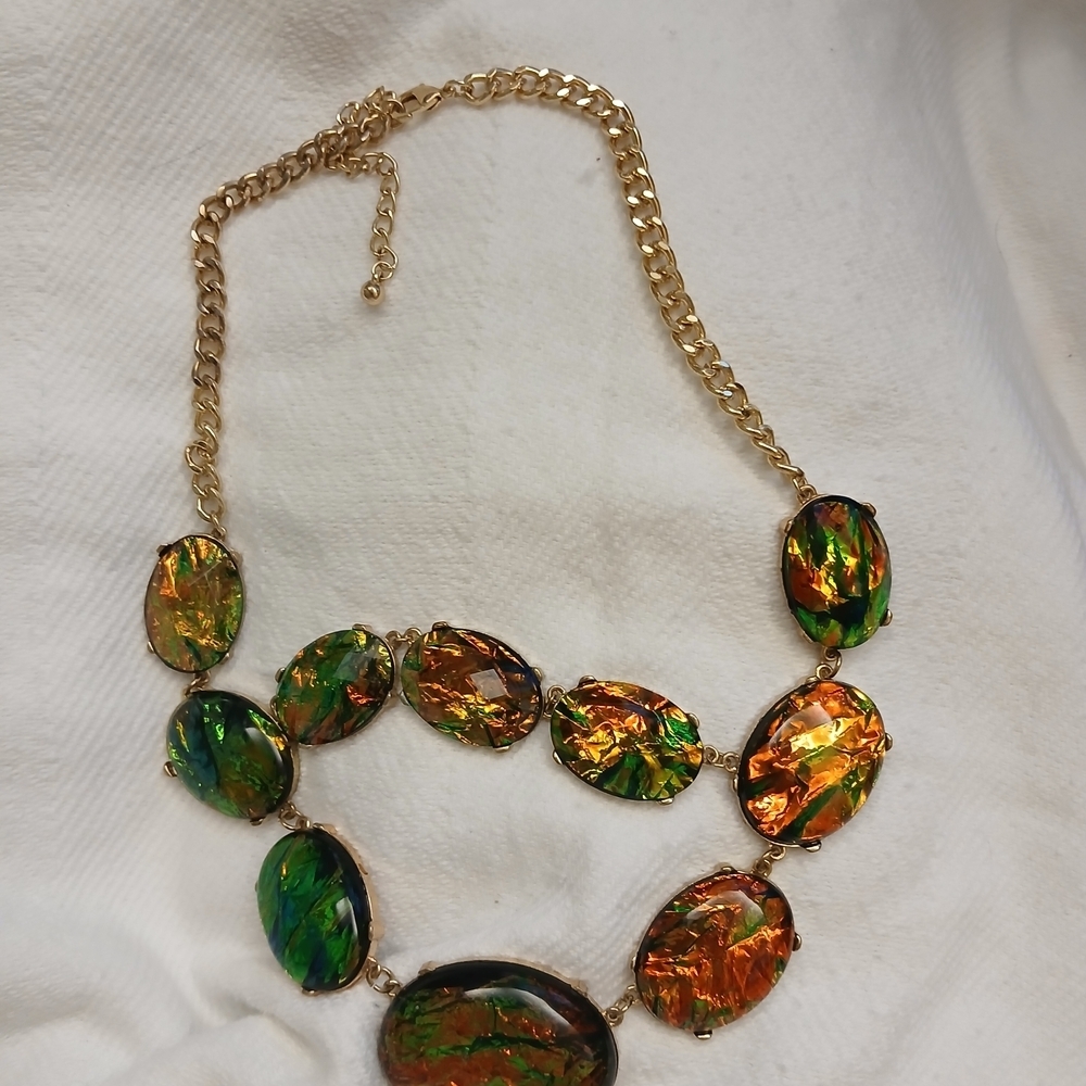 Elegant Multicolor Necklace with Faux Gold Chain. - Picture 4 of 4